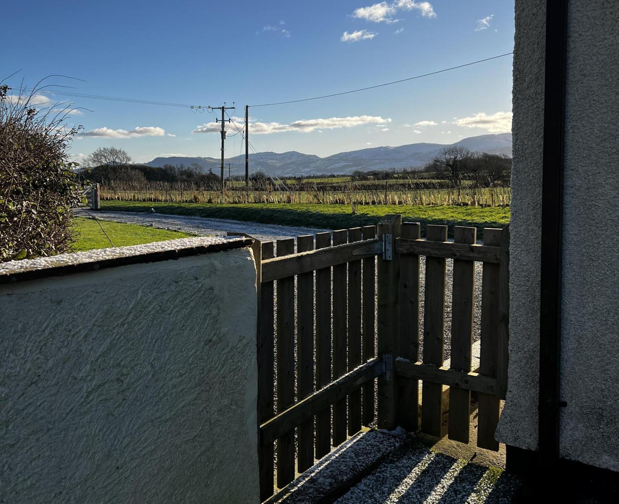 3 Bed Detached Cottage- Log Burner Mountain Views Beaumaris Exterior photo